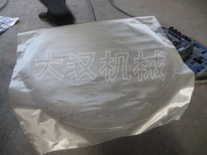 振動篩分機網(wǎng)架鋪細(xì)網(wǎng)